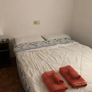 Apartamento Doble En Figueres Con Baño Compartido, Figueras